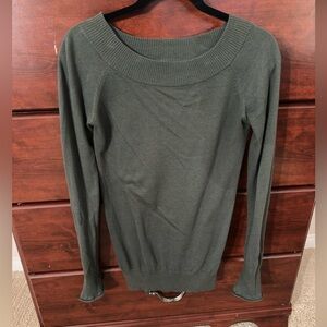 Long sleeve• Scoop neck• olive green• thumb hole• full length• perfect condition